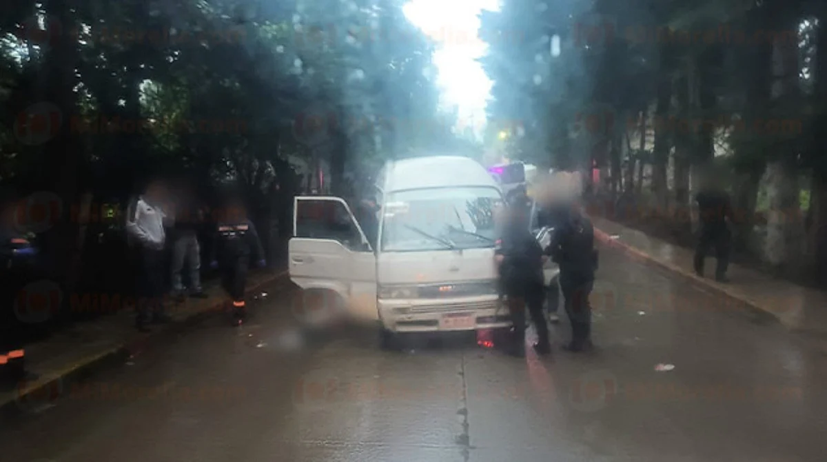 Mueren dos en ataque armado a vehículo tipo combi, en Michoacán
