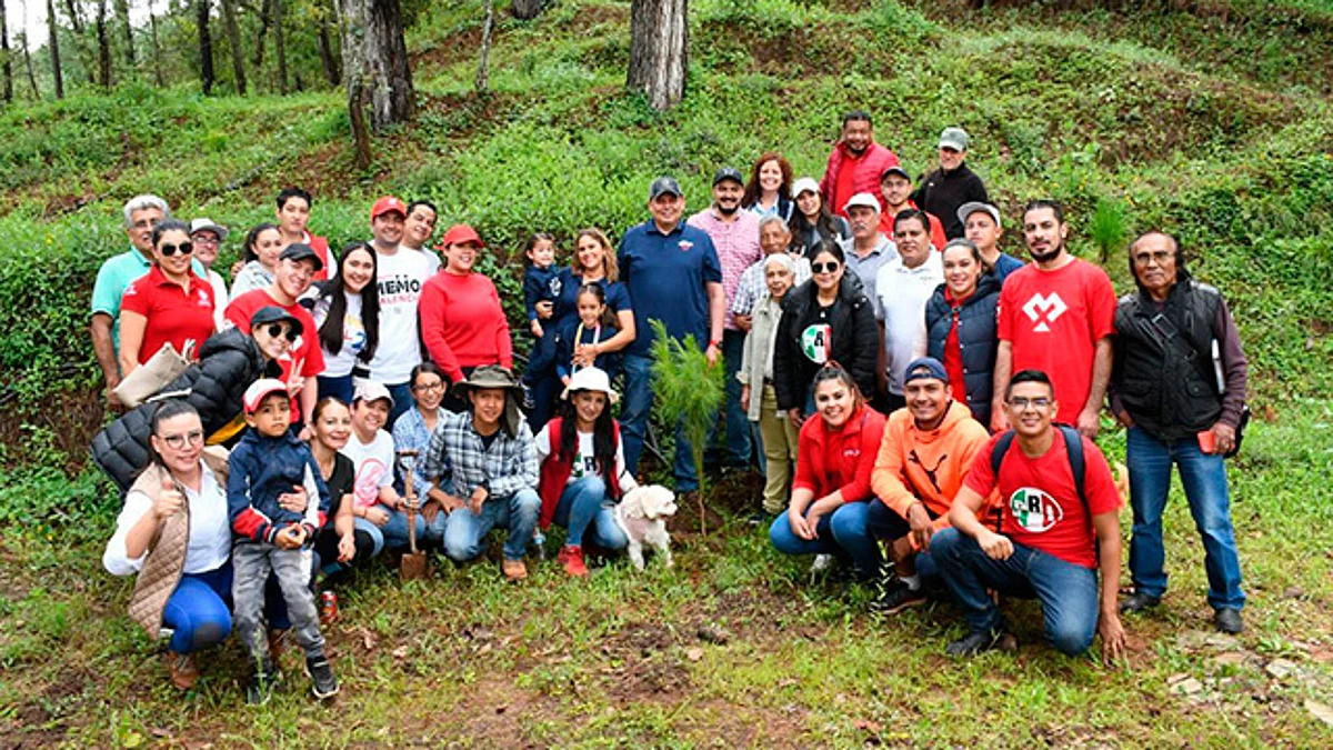 Reconocen al dueño del predio, Efraín Pérez Bucio, por su interés en la reforestación de la zona