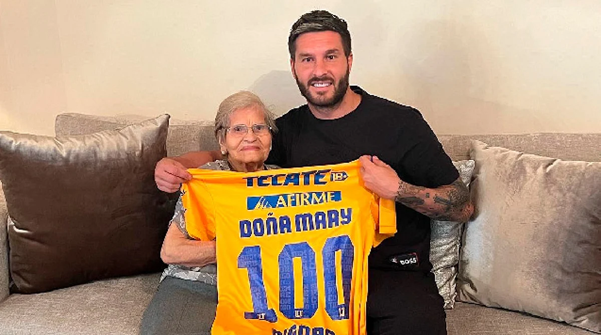 Gignac celebra a Doña Mary, fan del Club Tigres que cumple 100 años