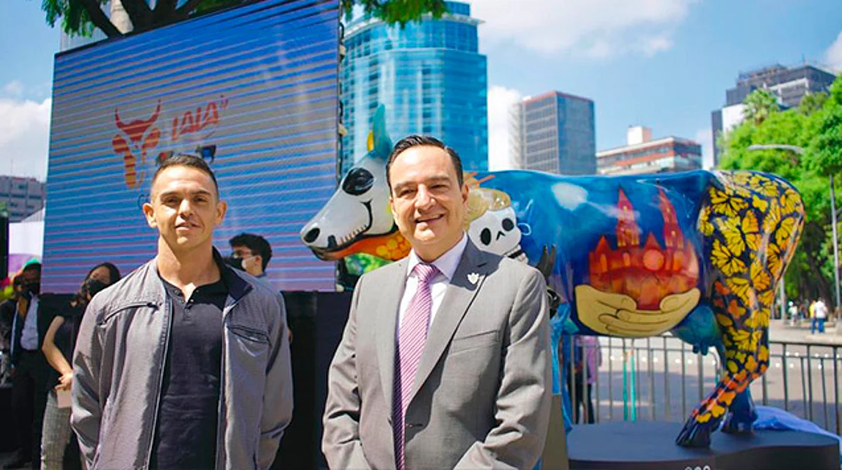 Acompaña Carlos Soto a ganador de Cow Parade en Ciudad de México
