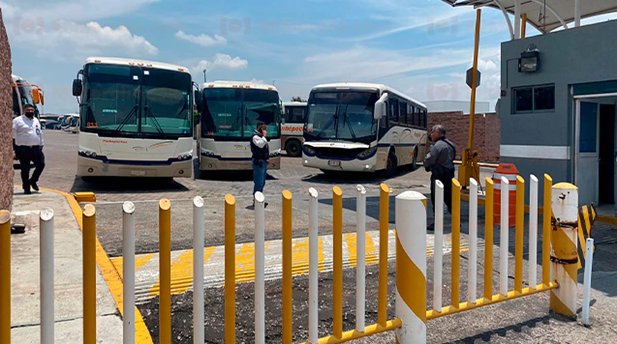 Usuarios que llegaron a Morelia tuvieron que descender de las unidades en la calle, mientras que no podía ingresar ni salir ningún autobús