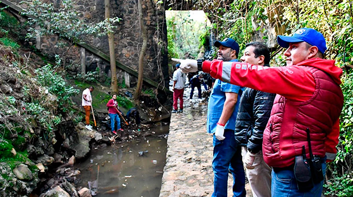 Participa Julio Arreola en la jornada de limpieza del río Guaní, en Pátzcuaro