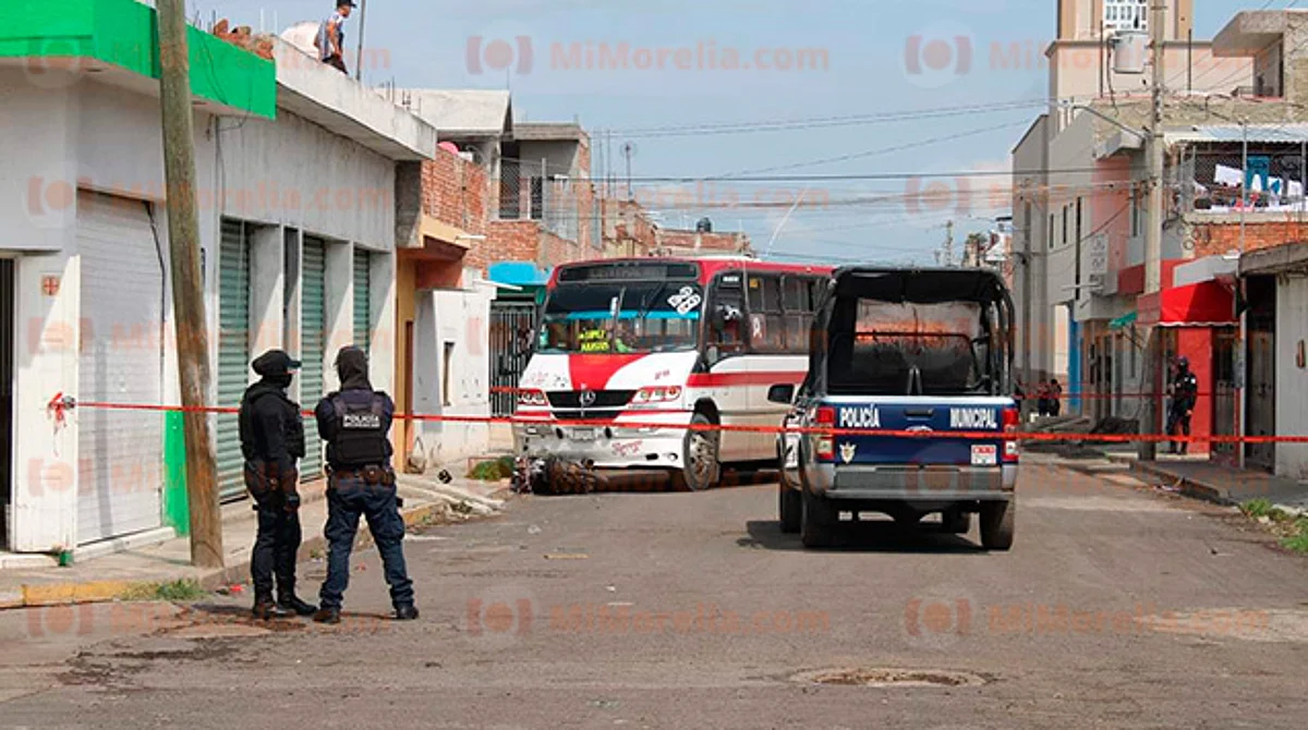Michoacán: conductor de camión embiste a pistoleros que le dispararon