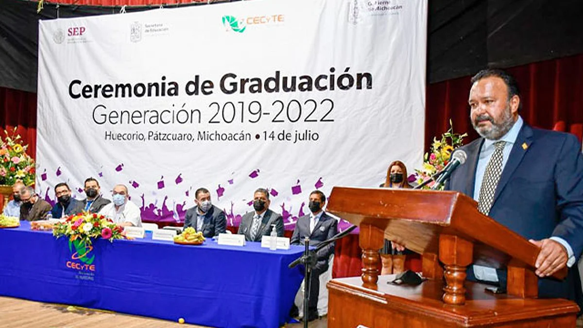 Julio Arreola asiste a la Ceremonia de clausura de la generación 2019-2022 del Cecytem