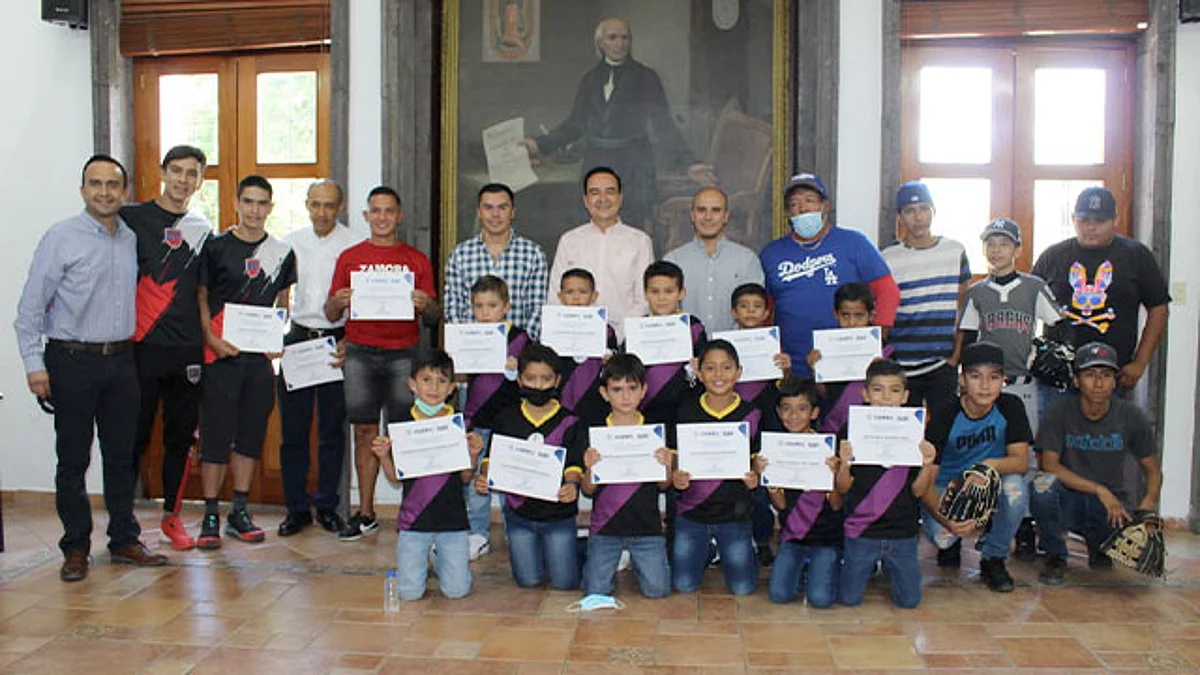 El presidente municipal entregó apoyos económicos