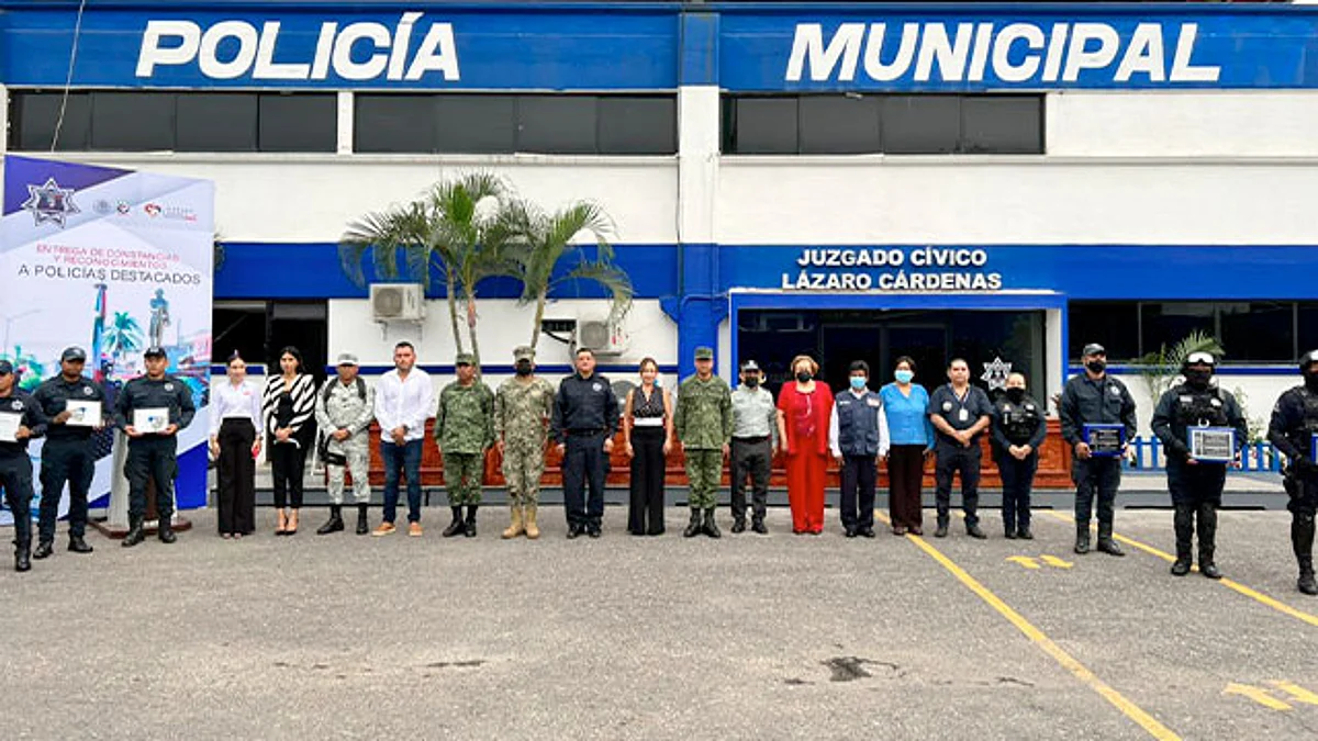 La alcaldesa refirió, que al inicio de su Administración Municipal, la corporación policiaca reflejaba desorden, pero con el apoyo del teniente Samuel Tapia; se ha logrado dar ordenamiento