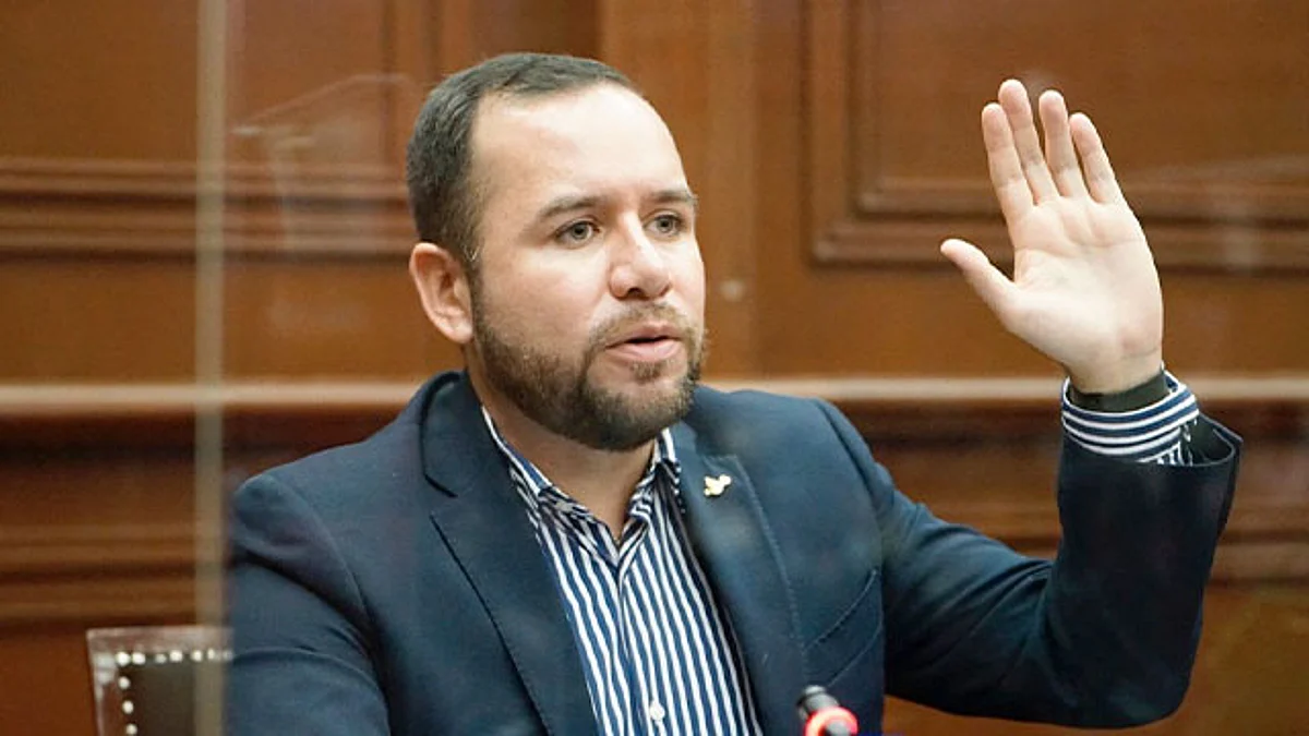 Esta iniciativa, mencionó contempla que solamente tienen derecho a percibir honorarios de acuerdo con la presente Ley, los abogados con título y cédula profesional