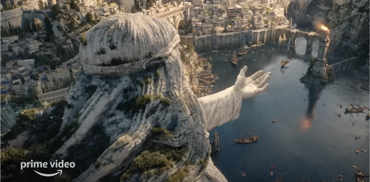 La serie se basa en la historia de la Tierra Media del autor J. R. R. Tolkien cubriendo la forja de los Anillos de Poder, el surgimiento del Señor Oscuro Sauron, la historia del reino insular de Númenor y la última alianza entre Elfos y Hombres