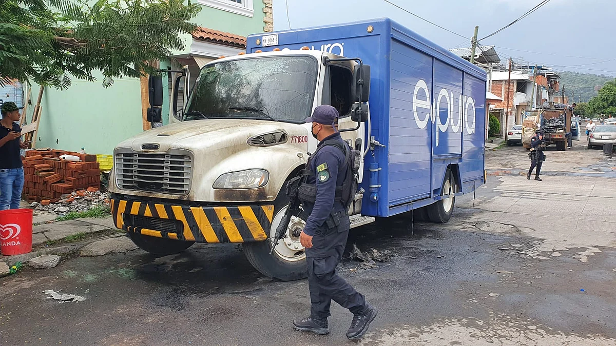 Quema de vehículos en Uruapan y bloqueos en San Juan Nuevo deja tres detenidos