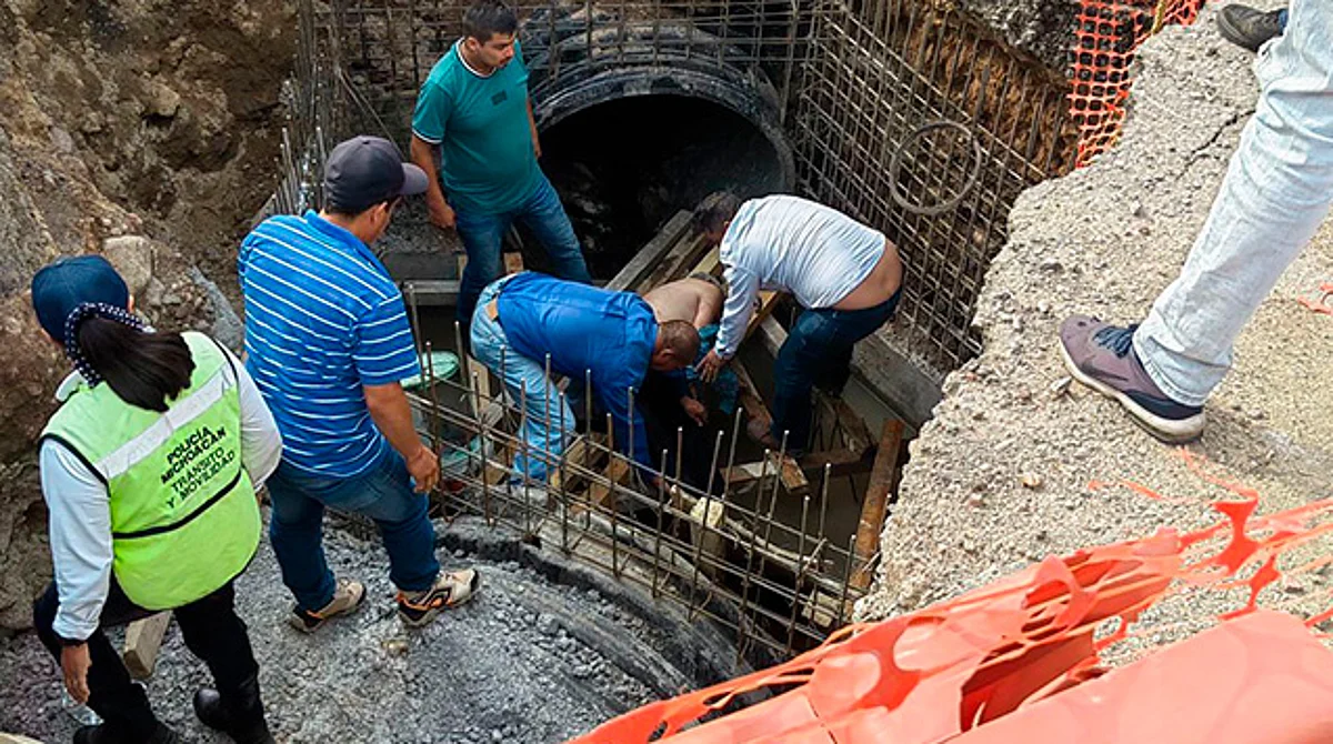 Hombre cae a pozo de obra de salida a Mil Cumbres, en Morelia