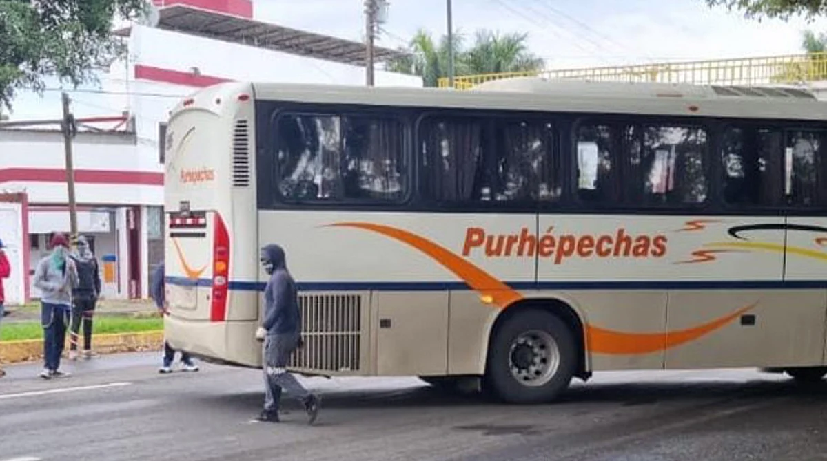Bloquean presuntos normalistas en Uruapan y en Morelia