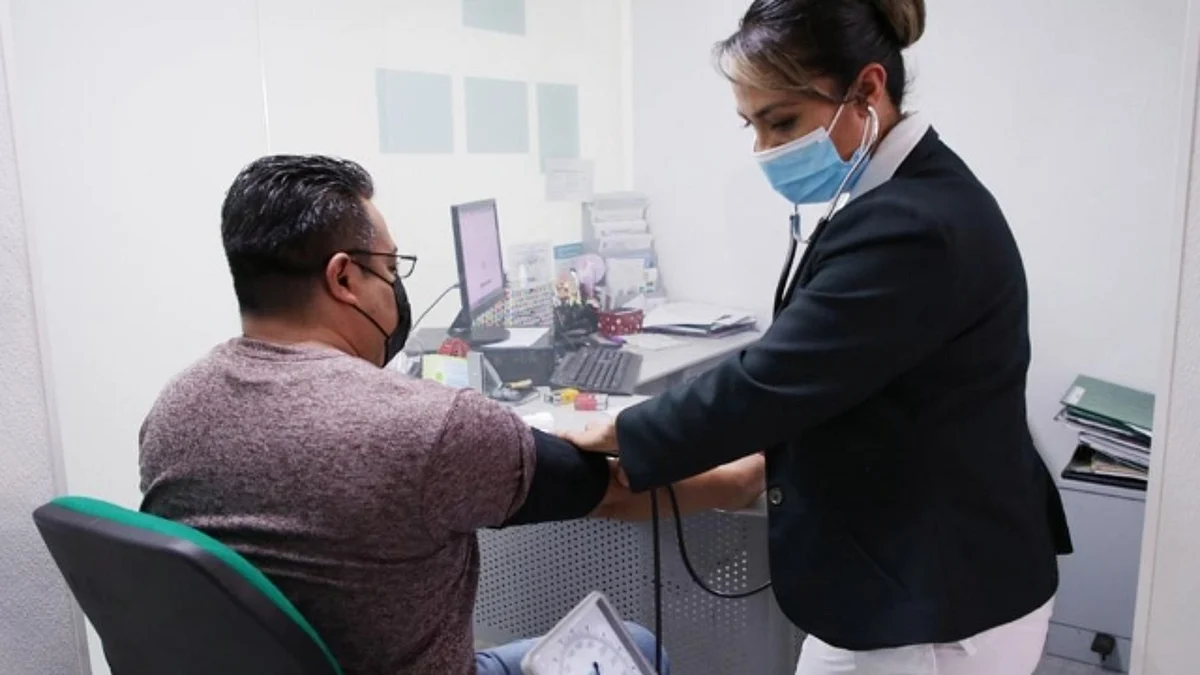 Consiste en la inflamación del hígado, causa dolor en quien la padece y puede generar coloración amarilla en los ojos, en las manos y tonalidad oscura de la orina