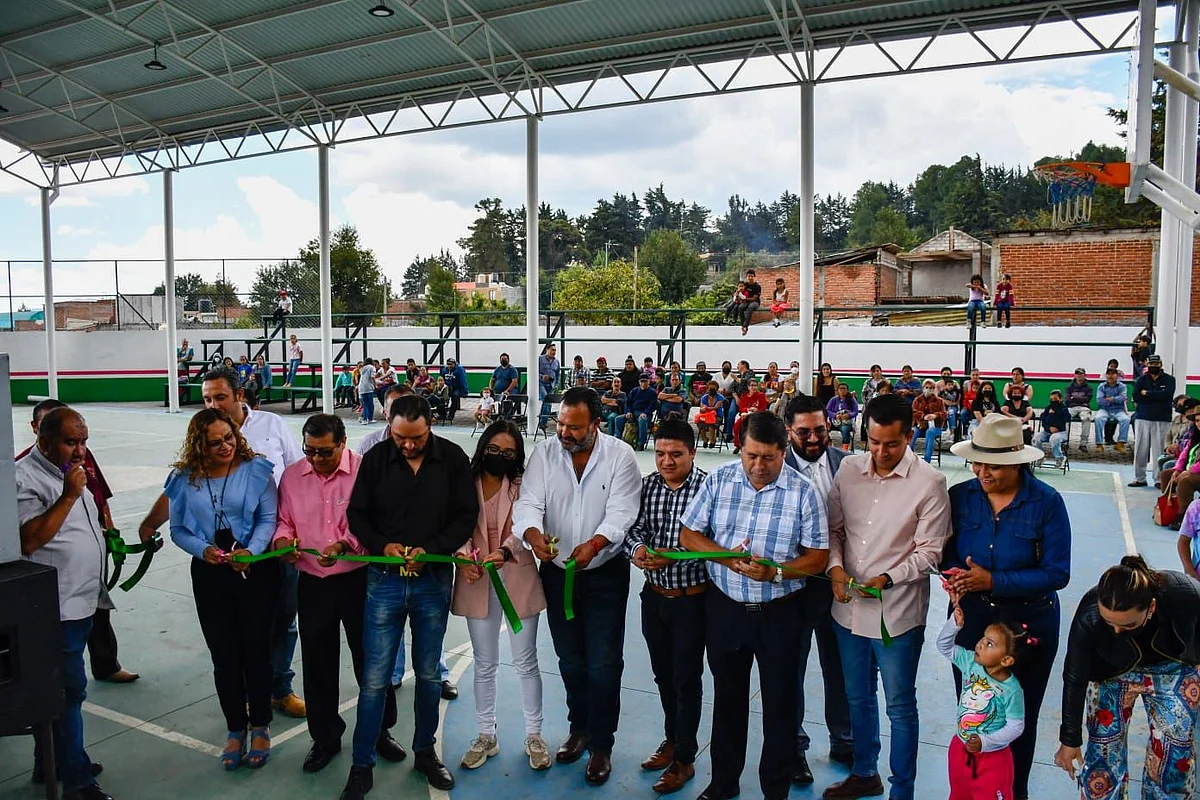En la segunda etapa de esta cancha de usos múltiples se realizó la construcción de gradas metálicas, el cerco perimetral con rejacero y puertas de acceso