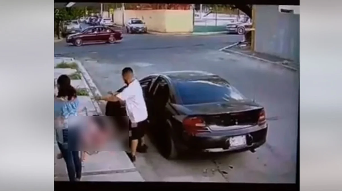 "Vete con tu papá"; hombre saca a niña de auto y la avienta a la calle