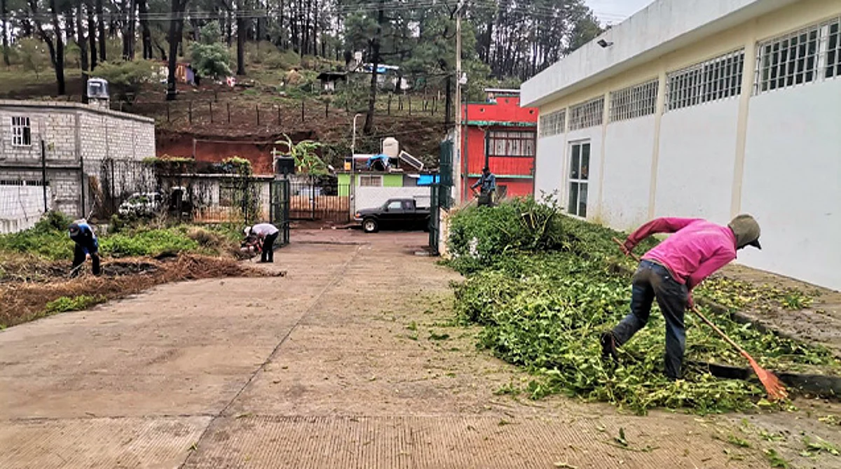 Mantienen limpio futuro centro de salud en Tacámbaro; antorchistas siguen luchando para su equipamiento