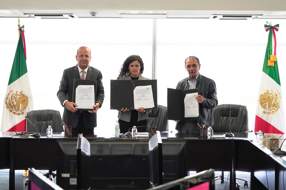 El jueves, a nivel nacional, los telefonistas se había declarado en huelga por lo que colocaron las banderas rojinegras en la puertas de Telmex