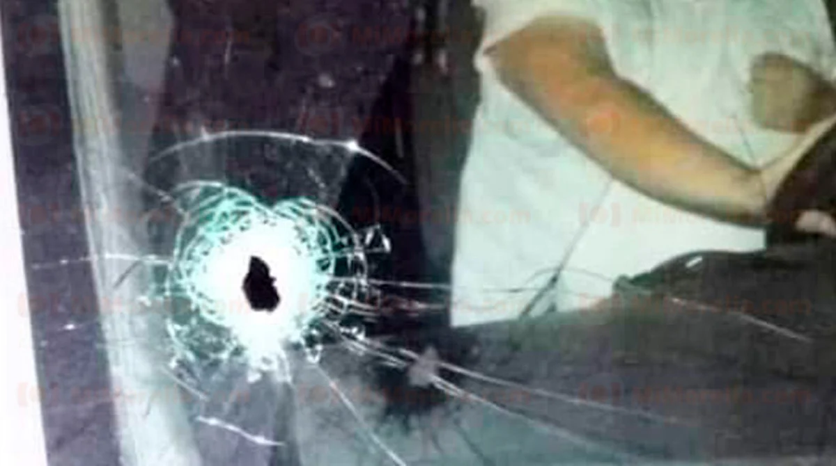 Lo atacan a tiros y herido conduce hasta hospital, en Michoacán