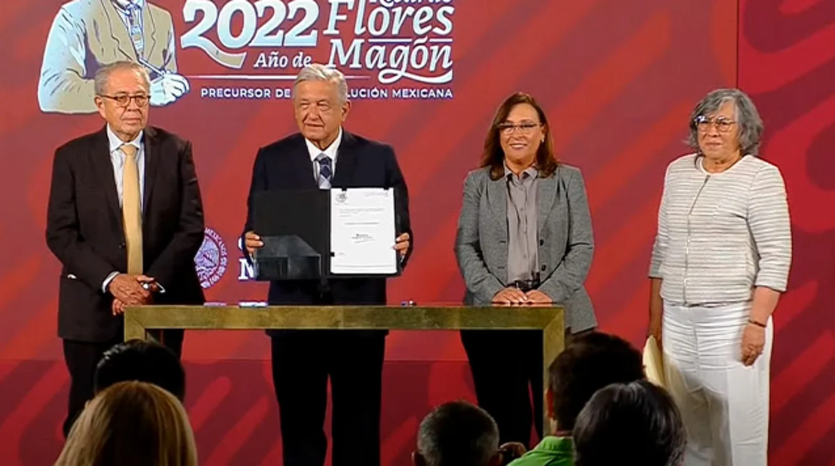 Firma AMLO iniciativa para eliminar horario de verano; va para Congreso