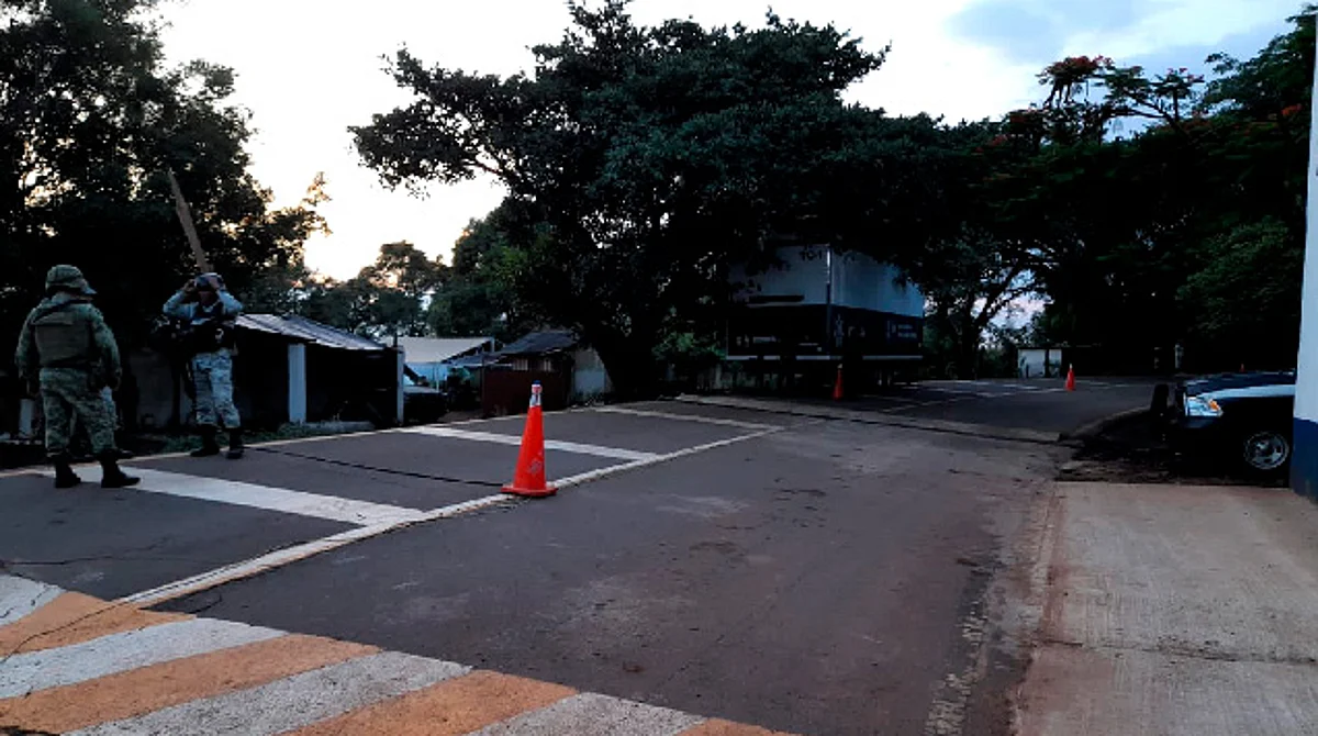 Mantienen filtro de revisión en carretera que conduce de Ario a La Huacana