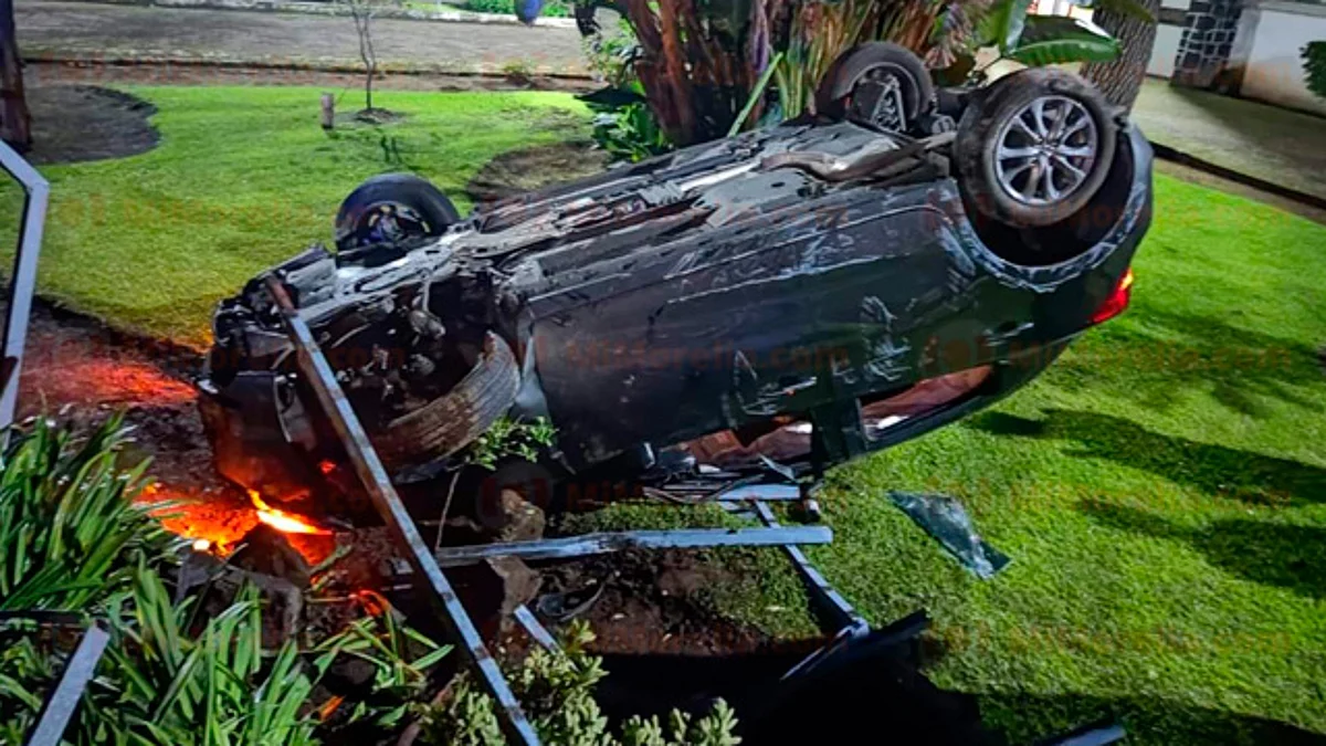 Auto vuelca y termina dentro de la Facultad de Agrobiología, en Uruapan