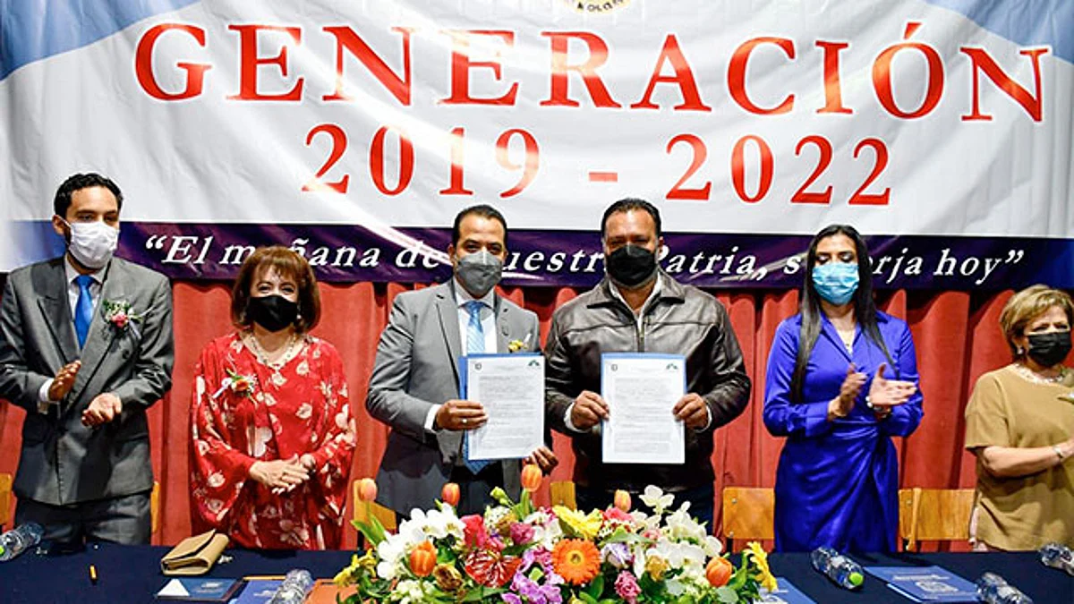 El presidente municipal Julio Arreola, asistió a la clausura de la generación 2019-2022