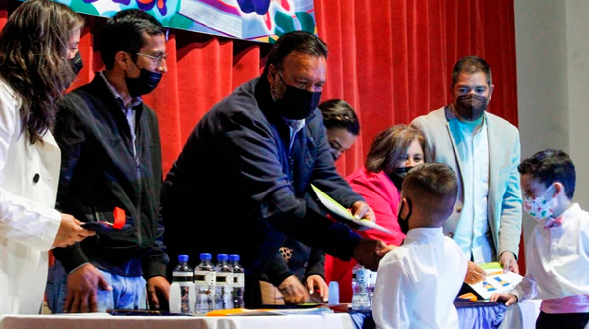 Hizo un reconocimiento a padres de familia y a profesores como parte medular de la educación de los niños que concluyeron sus estudios