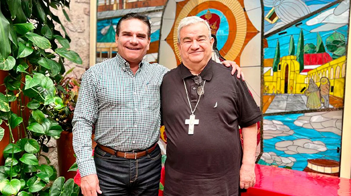 En su regreso a Michoacán, Silvano Aureoles se reúne con arzobispo de Morelia