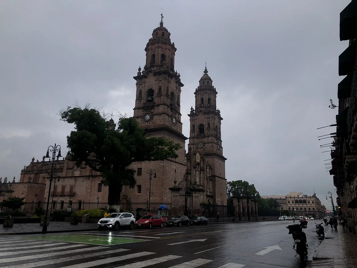 Soplará viento de ligero a moderado variable, con algunas rachas fuertes durante los eventos de tormentas