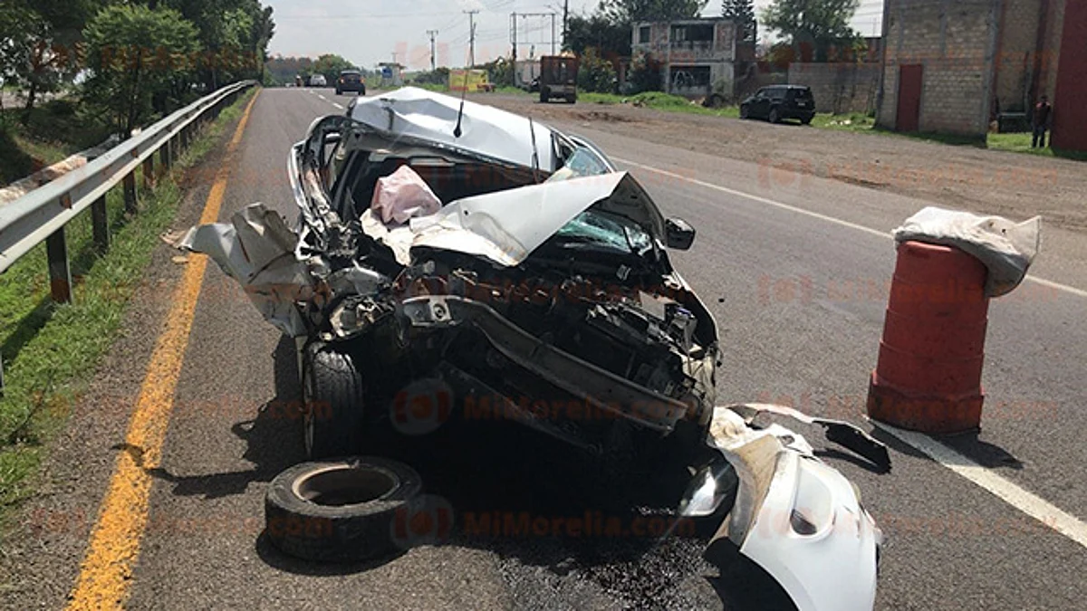 Choque entre auto y camioneta deja 3 heridos en la Morelia-Pátzcuaro