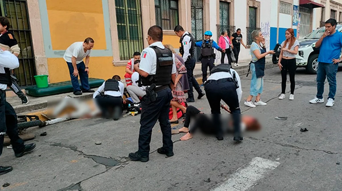 Camioneta embiste a pareja en moto, en Morelia
