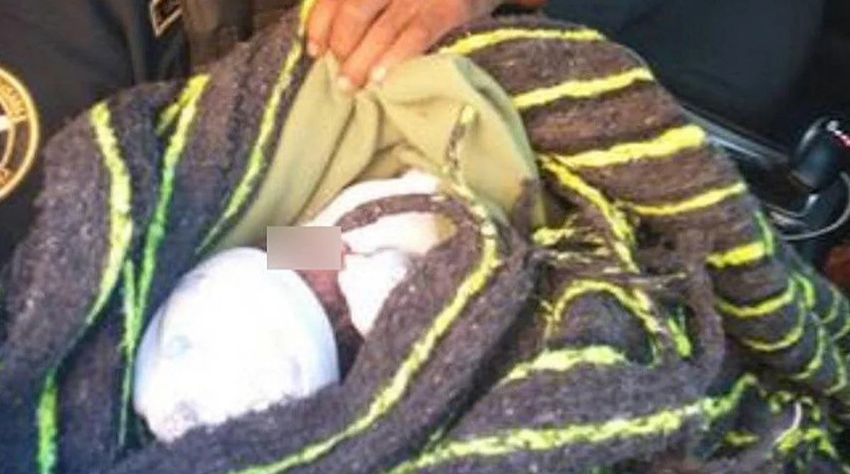 El bebé fue trasladado a un hospital para su atención médica especializada