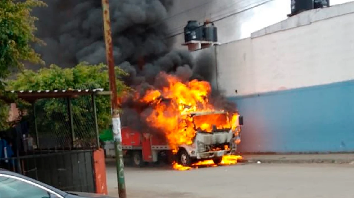 Incendian vehículos en Uruapan y bloquean acceso a San Juan Nuevo