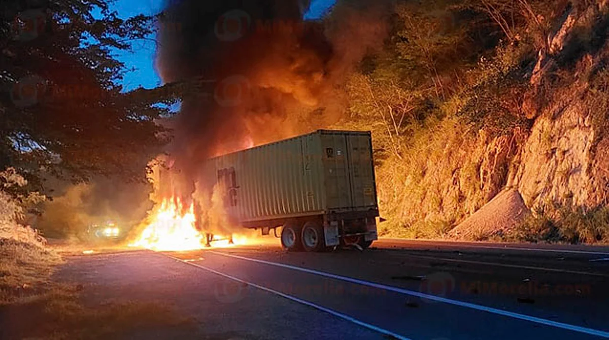 El accidente ocurrió a la altura del kilómetro 269, en el tramo carretero Nueva Italia – Lázaro Cárdenas
