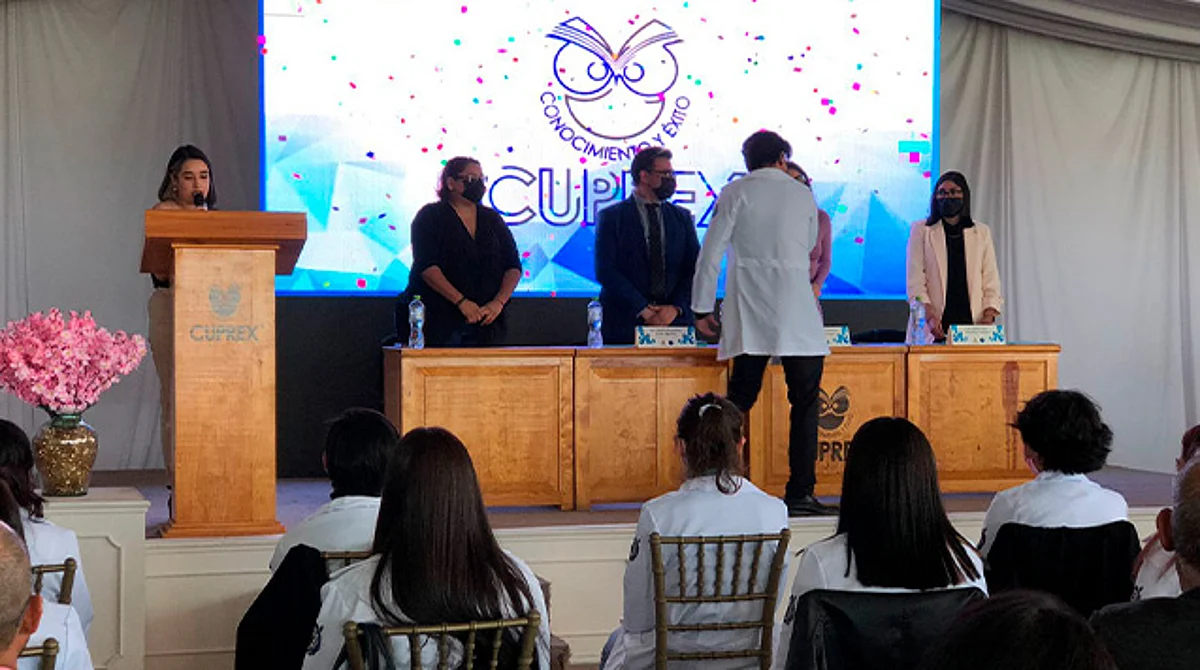 Celebra Cuprex a sus alumnos que ingresaron a Medicina de la UMSNH