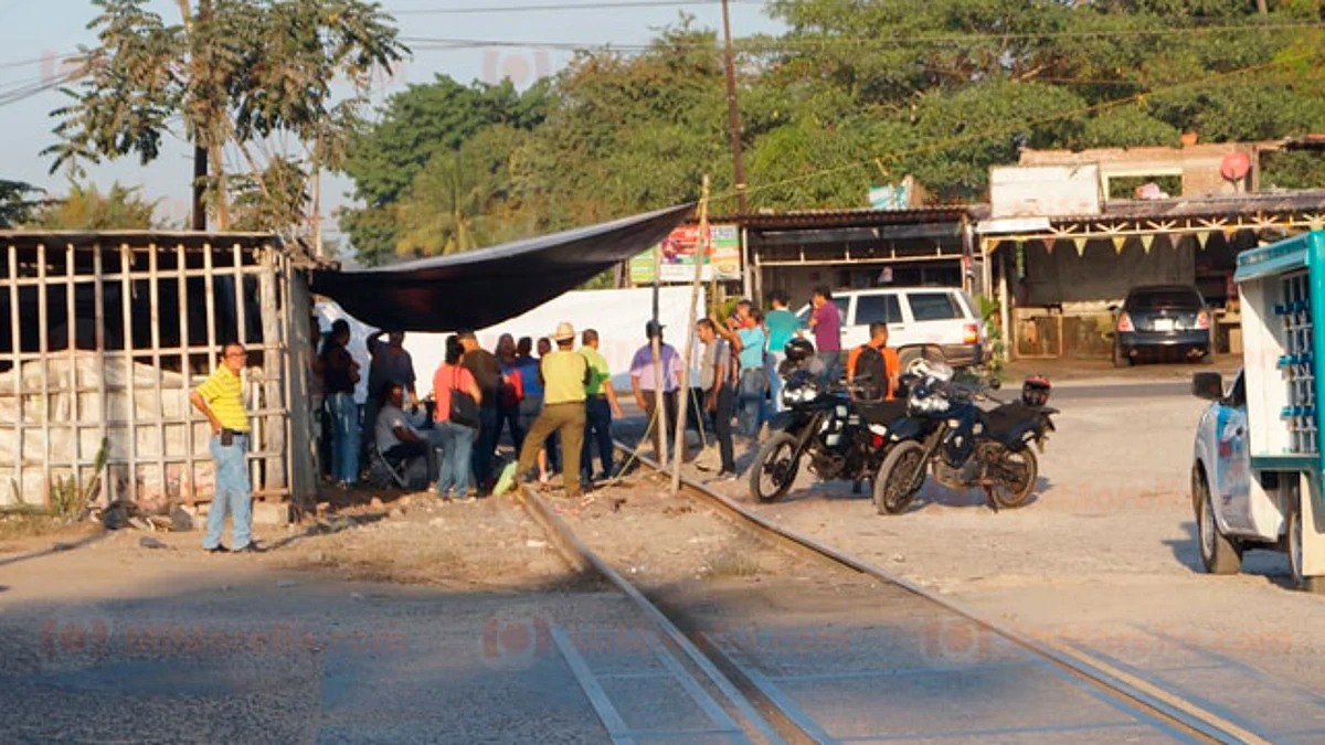 Con casi 100 integrantes, CNTE bloquea de forma intermitente vías del tren