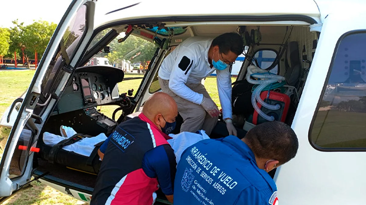 Mujer es trasladada a Morelia, tras ser víctima de accidente automovilístico