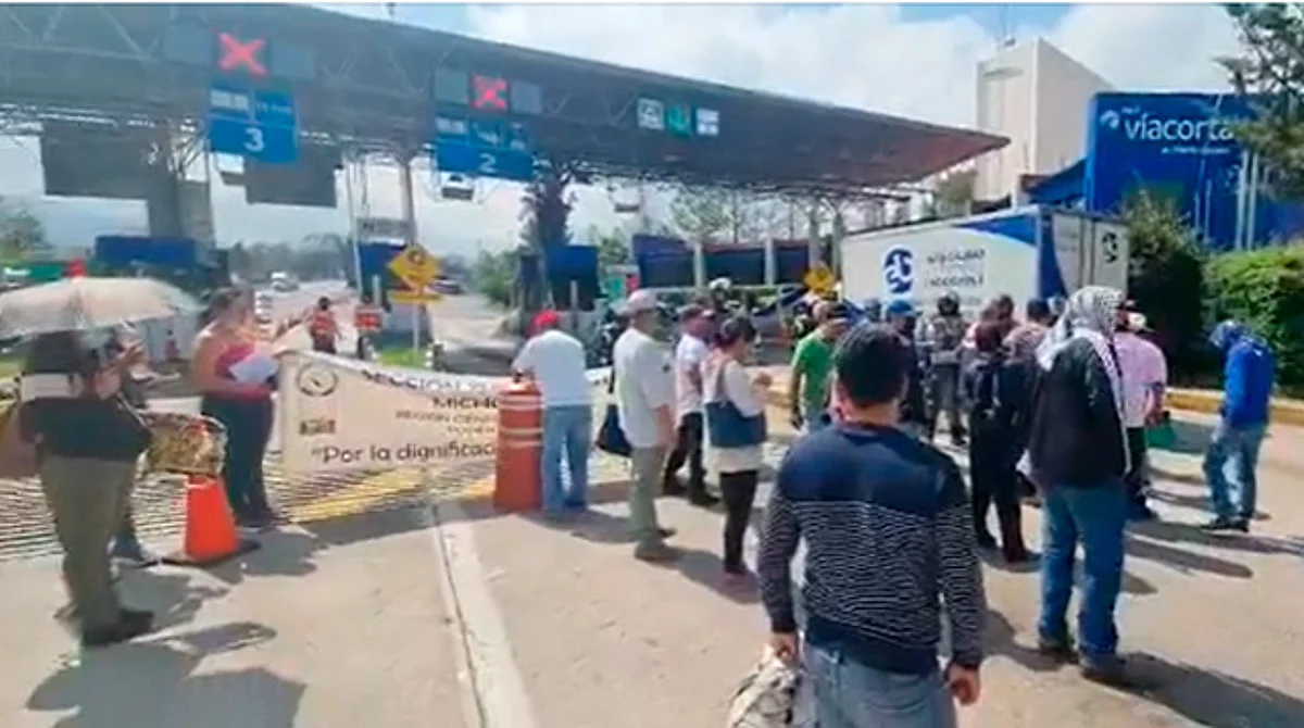 CNTE Poder de Base toma caseta de Zinapécuaro y deja paso sin cuota