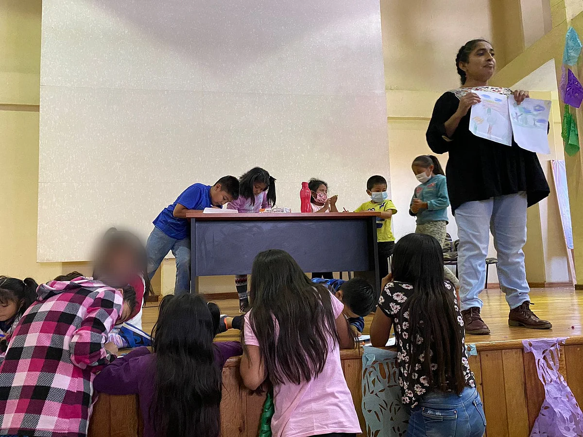 Se imparten talleres de artes plásticas, fomento a la lectura, música y apoyo psicológico a través del arte y narraciones
