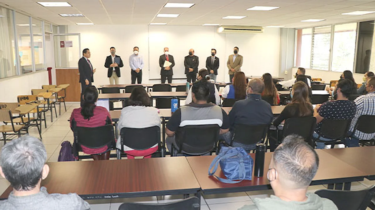 En total son 40 cursos con una duración cada uno de 30 horas, lo que rinde un total de 1 mil 200 horas de capacitación docente y profesional