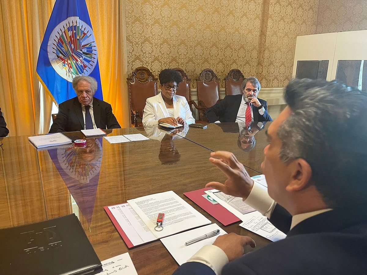 Alejandro Moreno estuvo acompañado de legisladores de la bancada tricolor