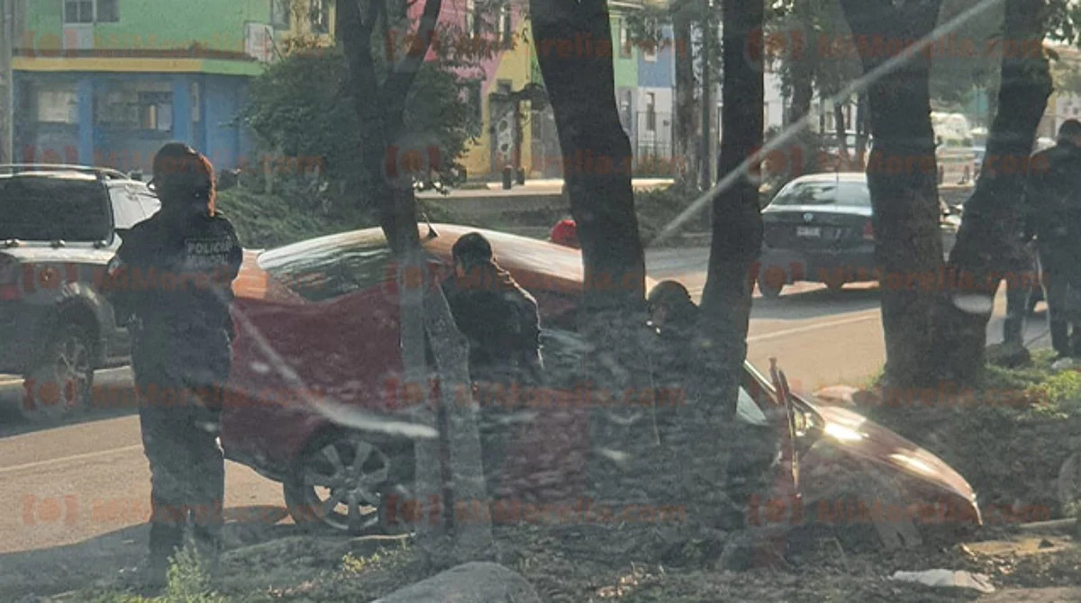 Cae auto a cuneta de avenida Madero tras choque, en Morelia; hay un herido