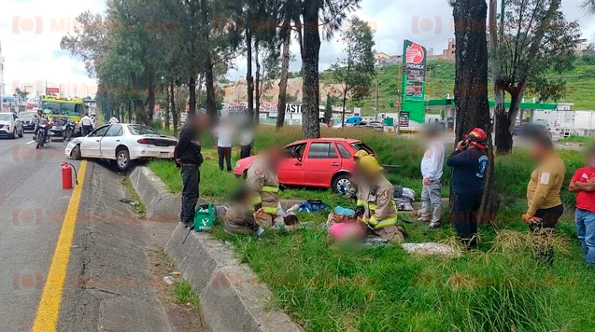 Los socorristas otorgaron los primeros auxilios a los heridos
