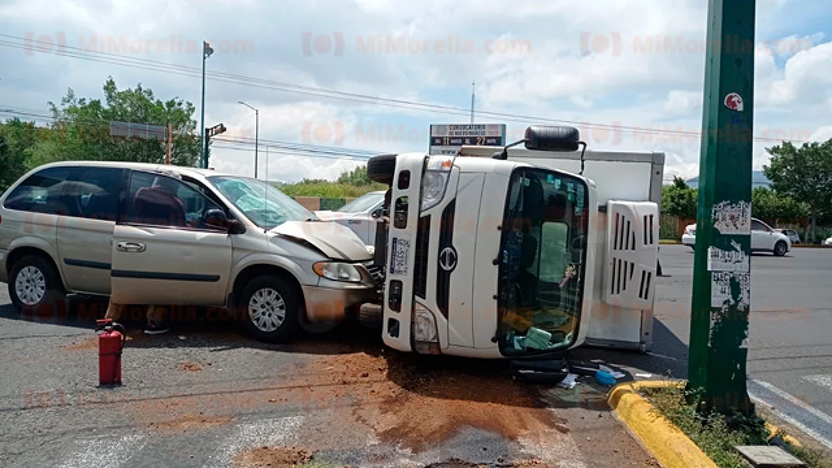 Chocan camionetas en calzada La Huerta y una se vuelca