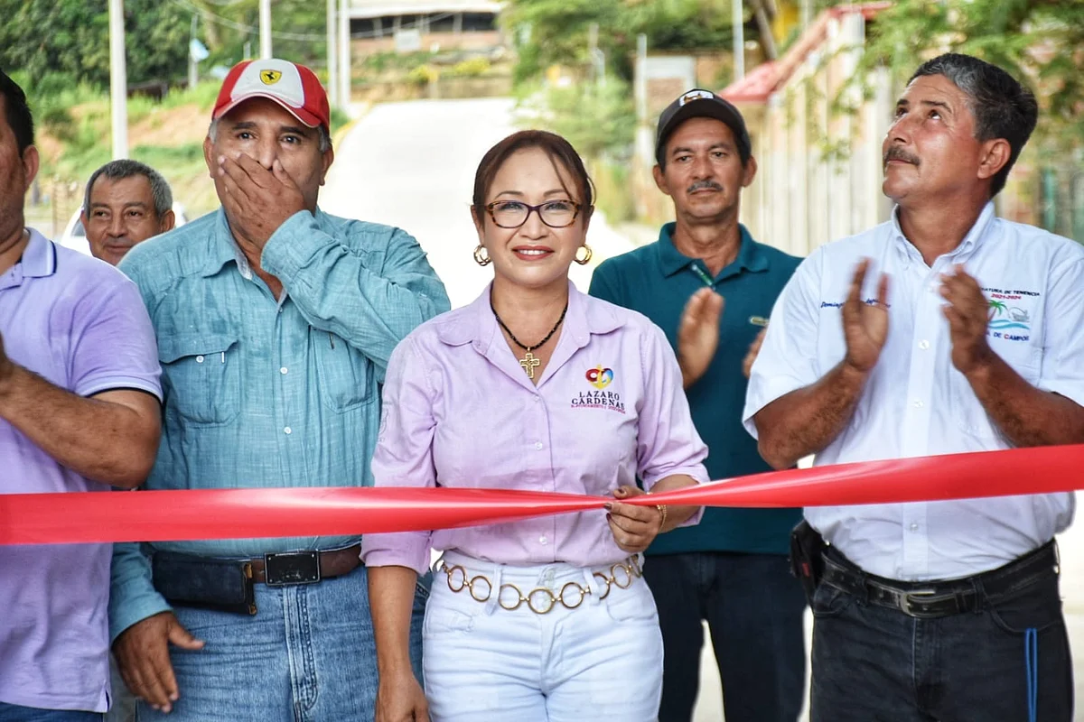 Itzé Camacho entrega obra en Caleta de Campos, en LC