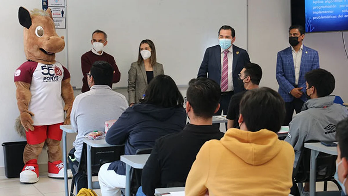 El director del TecNM Campus Morelia, dialogó con los estudiantes a quienes les pidió que sigan con el compromiso y respeto a su Alma Mater