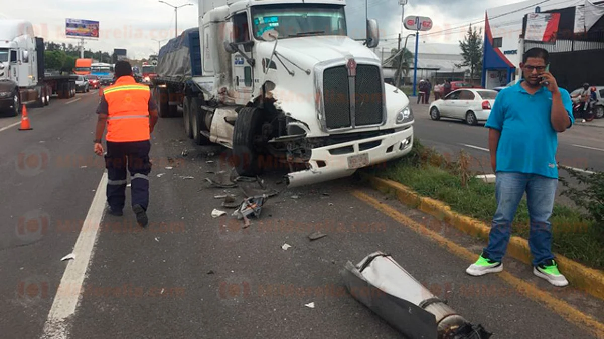 Chocan 2 tráileres y 2 autos al norte de Morelia