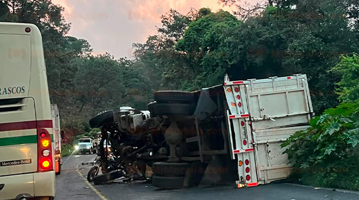 Saldo de un muerto deja choque de camiones en la libre Uruapan-Pátzcuaro