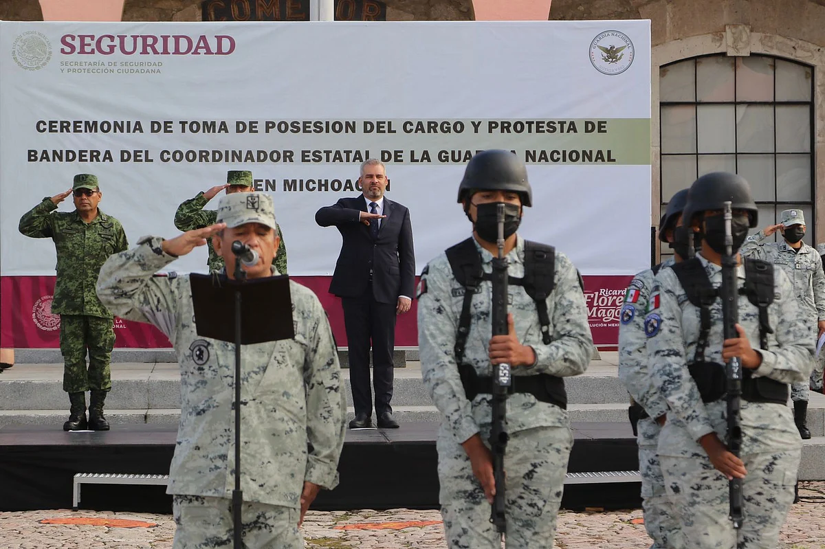 Asiste Bedolla a toma de protesta de nuevo coordinador estatal de la GN