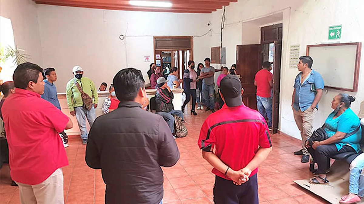 Solicitan la entrega de credenciales para comerciantes, becas, el funcionamiento del centro de salud, así como obras e introducción de servicios básicos