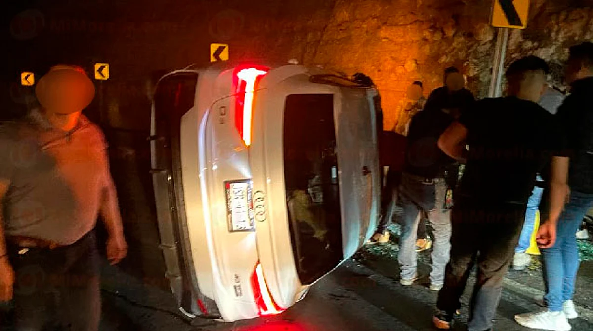 Una grúa retiró el carro dañado y lo llevó a un corralón